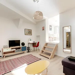 Apartment Air-conditioned With A Small Furnished Terrace In The Center 